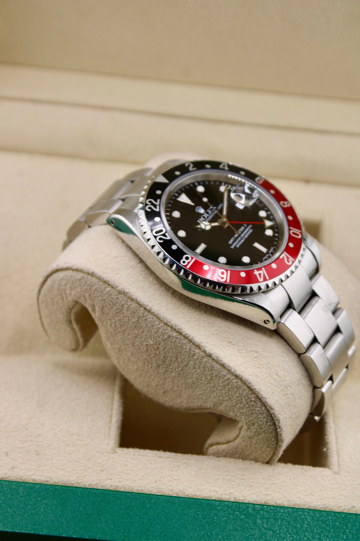 Rolex GMT-Master II Coke 16710 low angle bezel photo